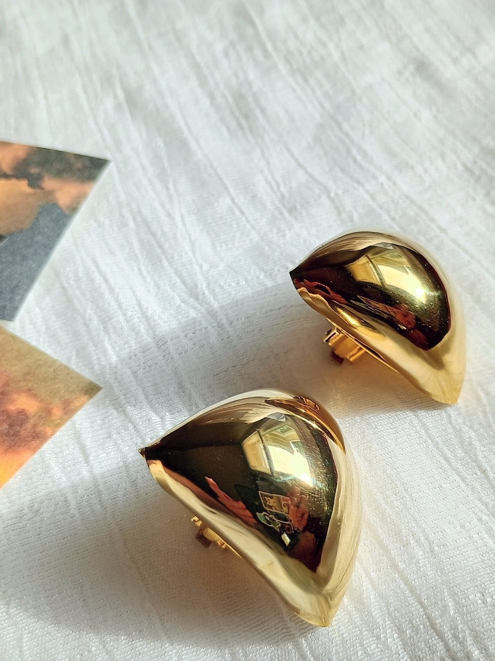 💪🏼 MAXIMALIST VIBES 💪🏼 TRU VTG Puffy Gold Tone Dome Clip-On Earrings, MCM